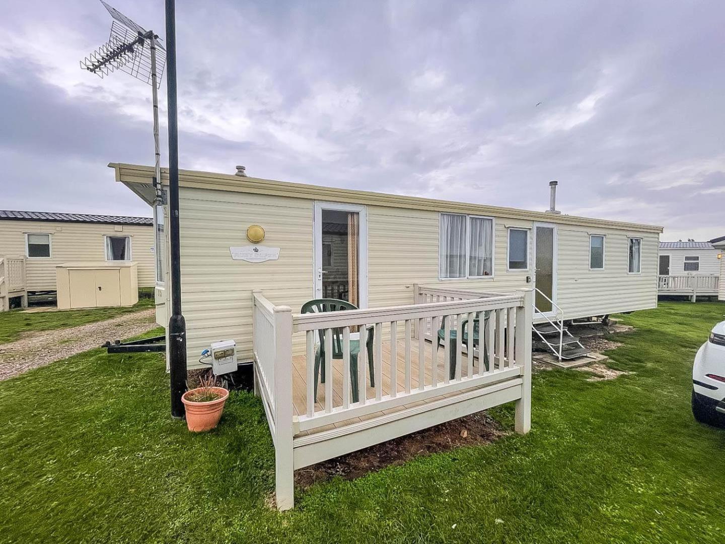 6 Berth Caravan With Decking Nearby Heacham Beach In Norfolk Ref 21047A Hotel Exterior photo